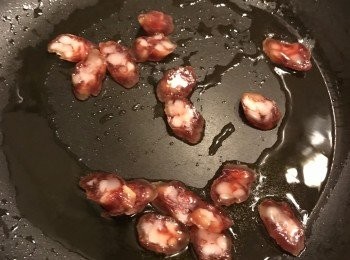 step1: 預備工作: 1.用日本醬油2茶匙，味琳1茶匙及糖少量醃雞肉10分鐘
2.白蘿蔔先拖水5分鐘，待用
3. 日本木魚湯: 在超級市場可以買到一大包的木魚碎/塊，水滾后，放入大約2杯木魚碎，煮1分鐘，熄火，焗5分鐘，完成了。用隔把水和渣隔開，剩餘的木魚湯可以放在?箱待用

先爆香臘腸