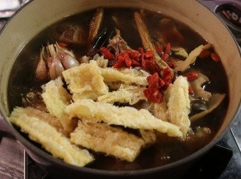 step5: 煮好後打開蓋，放入所有調味料拌勻，再加入杞子和枝竹以中火滾2分鐘後即可。