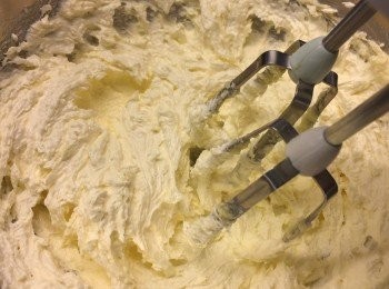 step1: 金桶牛油和砂糖混合，用電動打蛋器中速打約3-5分鐘，至鬆厚及淡黃色。