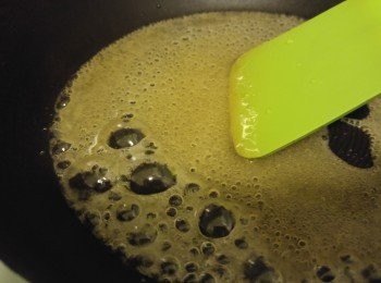 step3: 選用易潔鑊避免黐鑊,先將麥芽和水開烯落鑊再落糖,見糖漿起微泡把 腰果倒入炒混熄火,倒入巳鋪牛油紙的焗盆內,盡量分開腰果。(如黐實唔緊要在焗盆內分拆腰果出來)