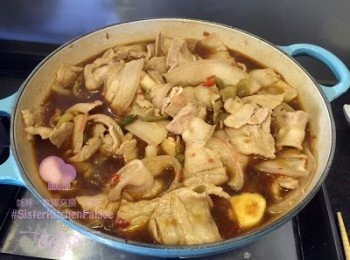 step3: 腩肉片煎到7成熟左右，落炸菜、辣椒同所有調味料，炒均，蓋上蓋煮5分鐘。