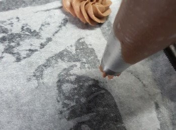 step12: 於焗盤牛油紙由上,向下打圈唧出花紋,要慢慢轉一圈,於中間位置收口(可参考我咐上幾款唧花片段)唧好花後放雪櫃雪30分鐘定型效果會更佳,(此時可預熱焗爐上下火180度備用)