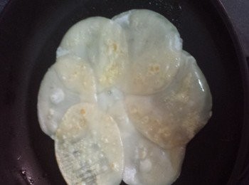 step8: 細火煎至金黄，返轉盛起，鍋再搽少少油，再放入鍋中