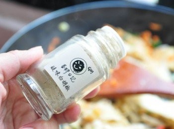 step4: 加入適量的鹽巴與白胡椒粉調味即可
