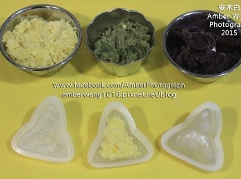 step8: 【皮與餡的組合】取出稍涼的部分水晶皮 ，用手壓入二個粽模中整型 ，包入<span class="group_2">餡料</span>，再將已壓入水晶皮的二個粽模合在一起 ，用棉繩包緊。(若怕不易脫模 ，可以灑些玉米粉在模內 ，再壓入水晶皮)