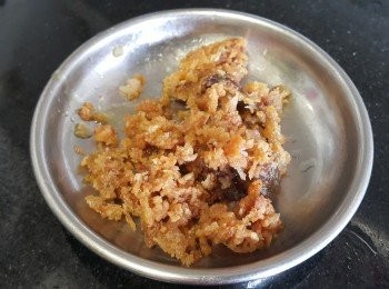 step2: 將咸魚煎香搓碎備用