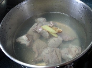 step2: <a href="https://bit.ly/3ANJVUp" target="_blank" data-keyword="豬展" class="guide-link"><strong>豬展</strong></a> <span style="display:inline-block;vertical-align:middle;margin-top:-3px;color:initial;border-radius:3px;padding:2px 3px;font-size:12px;line-height:14px;background:#87d300;color:#fff;">即買</span> 肉洗淨用2片薑出水洗淨,雪耳及蟲草花浸軟,鴨腎乾浸軟切條