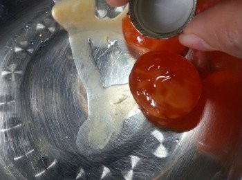 step6: 這部驟是應該最先做,將玫瑰露酒淋上咸蛋黃上