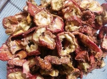 step1: 先將山渣洗淨，然後用1500ML清水浸泡半小時。