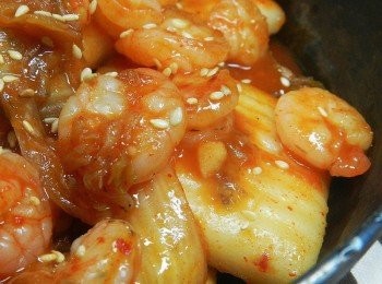 step6: 起鍋後撒上白芝麻，這道年糕口味有點甜有點鹹，然後還帶辣味，不過卻會讓人一口接一口~無法自拔ㄚ~~~