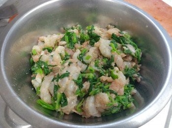 step4: 將所有材料放大碗中， 加入調味料順同一方向攪至起膠性,放雪櫃30分鐘