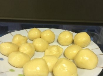 step4: 到無粉的程度就差不多可以囉
搓出一顆顆麵團
一顆大約8g重
直徑大約是1.5-2cm之間喔！