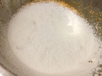 step3: 取另一大盆，低筋麵粉過篩兩次。