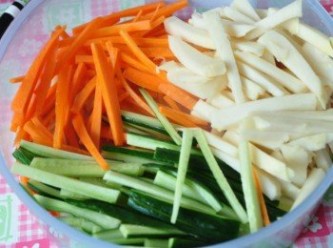 step1: 將鮮筍用電鍋蒸熟放冷與紅蘿蔔、小黃瓜切成細絲狀