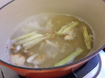 step5: 鍋子中加入清湯及半碗水中火煮滾後，加入香芧、南薑、蒜頭粒及少許魚露中細火煮滾4-5分鐘，讓味道融入湯中，味道濃濃 (若喜歡辣的朋友可以這時加入辣椒)