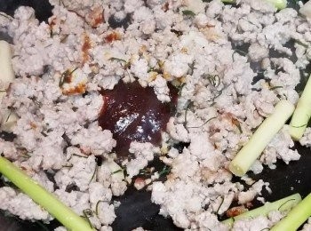 step2: 加入<span class="group_2">調味汁料</span>炒至肉全熟。而家可以試味，如果唔夠鹹，可以加多一啲魚露。