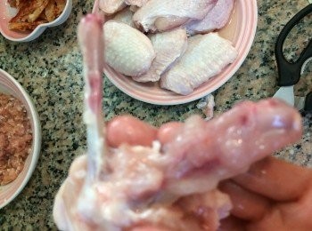 step7: 5)將已分離的雞肉向外反轉(圖7),可用較剪將中間餘下的雞肉剪下(圖8)