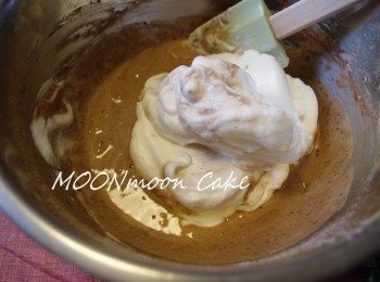 step6: 將1/3蛋白霜加入蛋糊中拌勻，再倒回剩餘的蛋白霜中拌勻。