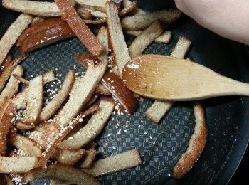 step5: 加入白芝麻後熄火,不停炒勻,直至糖水乾透及麵包沾上芝麻即可