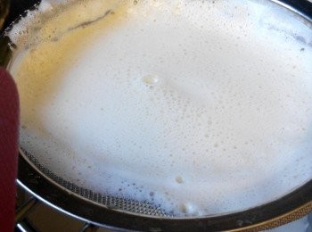 step3: 過濾豆渣：將家裡用普通容器分幾次盛放豆漿,用鍋子也可以。將豆漿擠出水分準用。