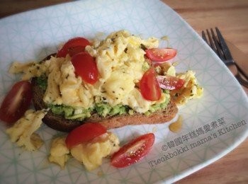 step4: 酥脆的多士上塗上剛才準備好的牛油果蓉，放上炒蛋即可，可加上切開了的車厘茄增加色彩和營養。