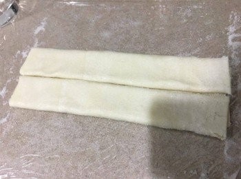 step4: 跟住再向內摺疊，中間要留少少空隙, 繼而再灑上砂糖