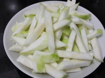 step1: 節瓜，清洗後去皮切條