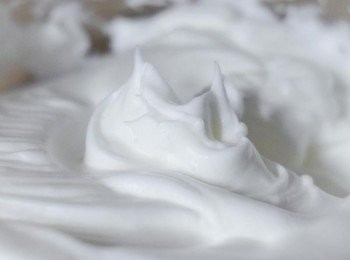 step2: 用電動打蛋器先打發蛋白，有泡沫出現時，下糖，打發至乾性發泡，抹端堅挺，備用（這需約6至8分鐘）