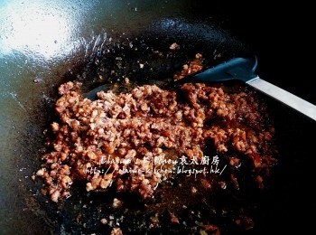 step4: 加入5杯份量水拌勻用中火煮滾 , 再蓋上蓋轉慢火煮45分鐘後盛起備用