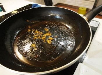 step4: 鍋中加入柳橙皮與柳橙汁煮至稍稠。