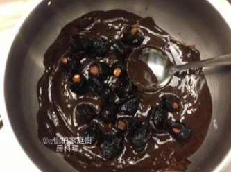 step3: 隔水融化黑巧克力，將2均勻裹上融化的巧克力