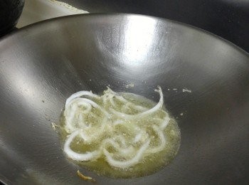 step2: 鑊中放油，燒熱至竹筷子放入起泡泡。小量一條條放入油中炸至金黄，酥脆剩起。