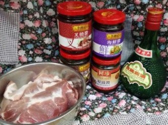 step1: 梅頭肉洗淨，切成2條，加入所有醃料拌勻，醃最少2小時或過夜。
Rinse and cut Pork Collar-butt into 2 stripes.  Mix all marinade with the pork,  marinade for at least 2 hours or overnight.