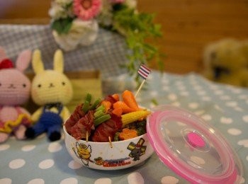 step2: 培根對切，包入煮熟的蔬菜，捲起用牙籤固定，放入小烤箱5分鐘