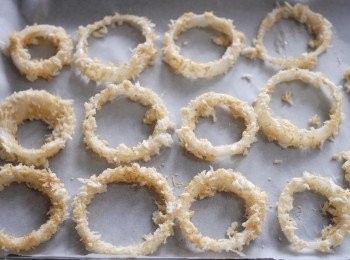 step5: 將洋蔥圈放在鋪有烘焙紙的烤盤上，放入已預熱220度焗爐，焗15至20分鐘，至金黃色即成！（在焗至10分鐘時反轉洋蔥圈另一面再焗）