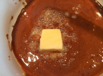 step3: 當糖完全溶化就可以離火，快手放入牛油拌溶、再馬上倒入淡忌廉拌勻（加入後熱糖漿會冒泡，要小心燙！）、加入雲尼拿油，最後加入岩鹽調味