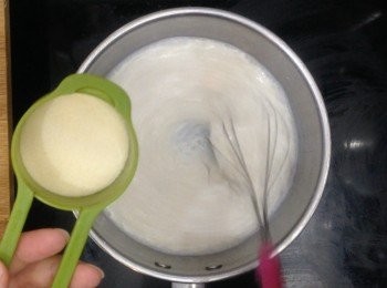 step2: 邊拌邊加入魚膠粉，快速拌溶後過篩備用