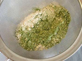step1: 首先，將中筯麵粉及宇治抹茶粉混合，過3次篩至幼滑備用。