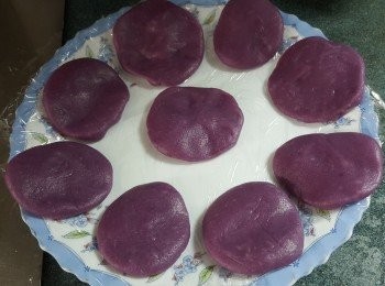 step17: 然後將已混合好的紫薯皮磅出32g一粒,再將皮壓扁,包上保鮮紙,放入雪櫃雪將1小時以上待用