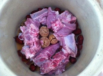 step3: 取出燉盅或砂鍋，加入所有材料和食水《煮滾的》。