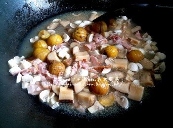 step7: 用中火煮滾後蓋上蓋轉慢火煮5分鐘