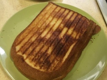 step6: 大概壓下去40-50秒
等聞到有吐司的香氣就可以打開蓋子囉
江江！~~美麗的熱壓帕尼尼
出現在各位觀眾面前啦~