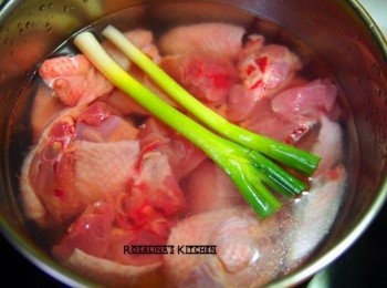 step1: 1.冷水入雞肉，加入薑片米酒，蔥段去腥味， 煮到血渣都浮上來，關火沖涼。