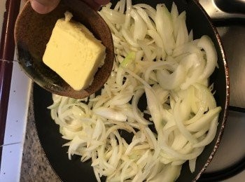 step1: 把油獲燒紅, 加橄欖油, 放入洋蔥爆香三分鐘, 然後加50g無鹽牛油