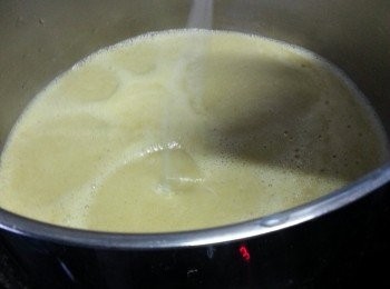 step14: 加入1盒牛奶拌勻煮滾