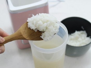 step5: 把面層淡黃色的麥芽水倒入bruno乳酪發酵機附有的膠樽內，小心不要把白色的粉末也倒進去。之後放入米飯並扭上蓋。