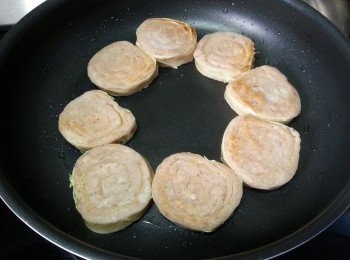 step12: 再起油鑊用慢火將兩邊煎香即可