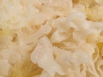 step1: 雪耳浸發，撕成小朵。