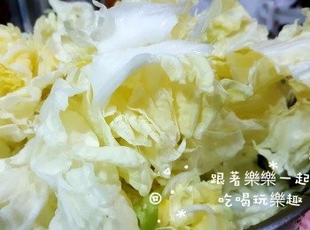 step2: 再將白菜，蒜頭切好備用。蝦米泡水約5分鐘撈起瀝乾備用。