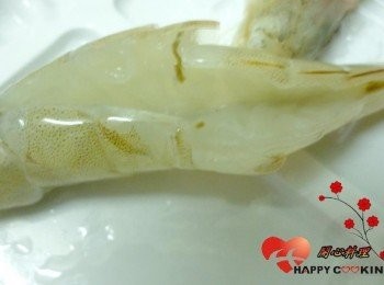 step1: 將蝦剪去蝦須剖開背部去除腸泥